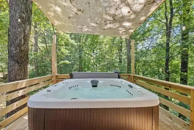 Image de The Big Smokey cabin w/ Hot Tub and Rec Room