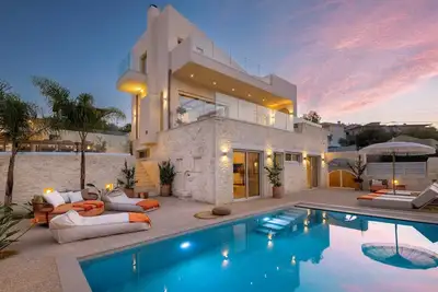 Image de Elegant Villa with pool, hot tub & breathtaking sea views