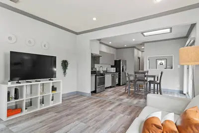 Image de Trinity Groves A: Modern 3-Bedroom Gem