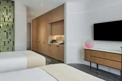 Image de 2 Modern Queen Rooms | Sls Lux w/ Rooftop Pool, Tennis & Fine Dining