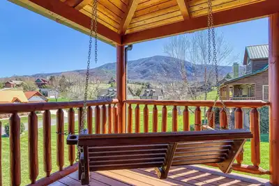 Image de Panoramic View Cabin in Wears Valley | Wraparound Decks & Game Room