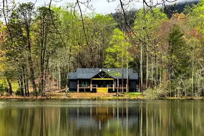 Image de Brand New Perfect Getaway with Lake Views, Full Kitchen and Outdoor Fire Pit