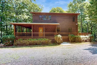 Image de Family friendly log cabin w/ a fire pit, pool table and hot tub