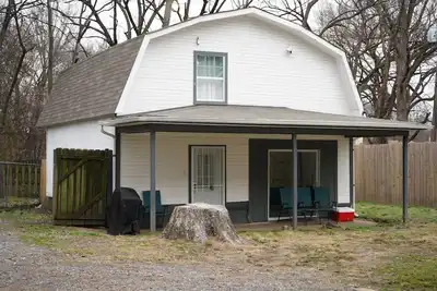 Image de Cozy Guest Home with Multiple Beds, Get Away! Ideal location + Essentials.
