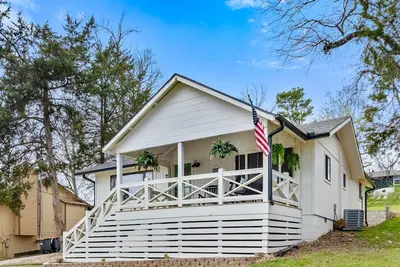 Image de New! Hot Tub, Lake Access, Close to trails & Downtown Rogers, Dogs Ok