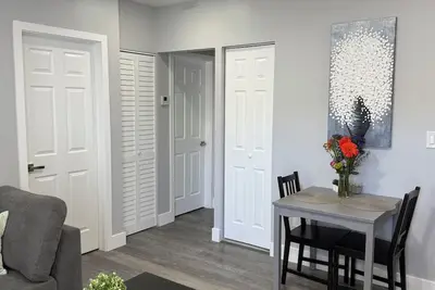 Image de Palm Paradise—Downtown West Palm Beach. 2 Bedroom Luxury.