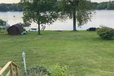 Image de Spacious 4-bedroom 3-bathroom lake house on Shriner Lake in Columbia City.