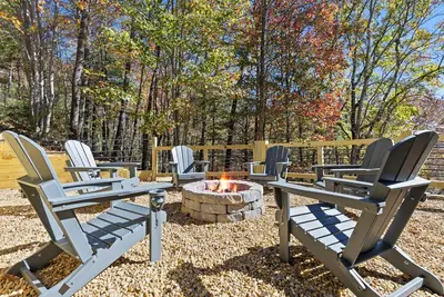 Image de Enchanted Cove: Views•Hot Tub•Fire Pit•Game Room in Blue Ridge