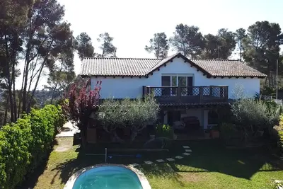 Image de maison arboré a 5 minutes de la plage et dans un endroit calme