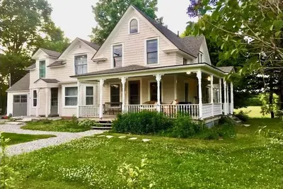 Image de Lovely Farmhouse 4b/3. 5ba w/ Chef's Kitchen/Big Porch, close to Great Barrington