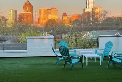Image de Huge Rooftop Turf Patio w/ Stunning Skyline Views!