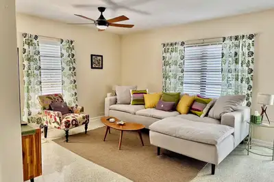Image de Adorable Mid-Century Modern 28-Day Minimum Rental