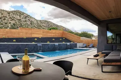 Image de Modern Home with Pool & Spa-walk to Pionertown