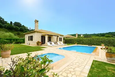 Image de Dazzling Corfu Villa | Villa Emerald Horizon | 2 Bedrooms | Spacious Furnished Terrace with Shaded Outdoor Dining Area | Private Garden, Pool and Hot Tub | Prime Location | Arillas, Mega Lithari