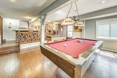 Image de Half-Mi to Midtown: Family Retreat w/ Mtn Views!