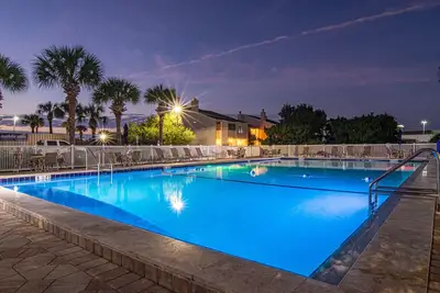 Image de Sun & Sand Awaits 🌴 3br | Pool | 5 Mins to Beach!