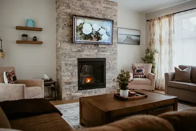 Image de Modern Muskoka Retreat w/King Bed & Sunroom