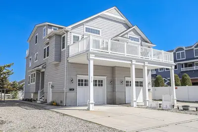 Image de Luxury 5 bd/3. 5 br Av house w/ Heated Pool - center of town/3 blocks to beach!