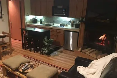 Image de Condo that sleeps 8, on golf course w/pool, hot tub and sauna by Torch!