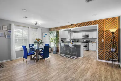Image de Near Downtown, 3 Bed 3 Bath, 2 EnSuite, FirePit, Fenced Yard Great for Pets