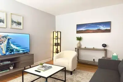 Image de Comfy Retreat In Rogers Park, Prime Location!