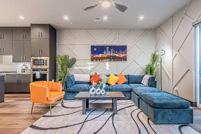 Image de Oak Lawn Luxe Stay- King Beds, Hot Tub, Arcades, Pool Table & More