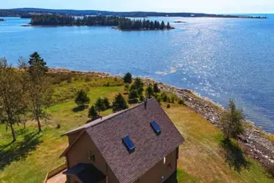 Image de Still Water Shores: Ostrea Oceanside Loghouse