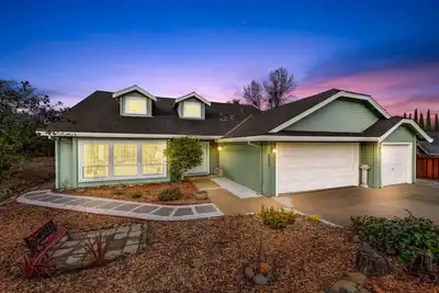 Image de Modern 5br in Cameron Park Lake