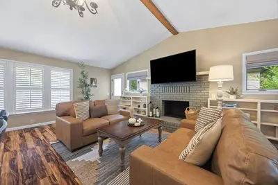 Image de White Squirrel: Charming 2-bed & 2-bath Bnb w/Private Parking & Walk to Downtown