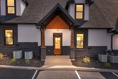 Image de Dolly-Themed 3br Luxury Retreat w/ Arcade, Hot Tub & Lanai – Near Dollywood