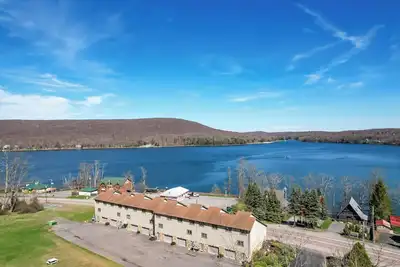 Image de New: Charming Condo with Lake Views. Super Central!