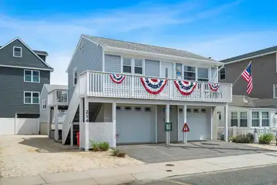 Image de Beach house 2 blocks from the beach, beach badges, towels, chairs, and parking