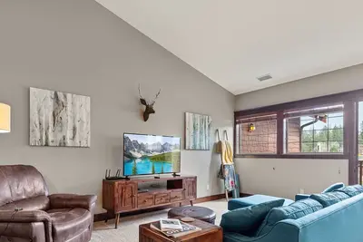 Image de Chic Riverstone Escape Near Shops & Lake!