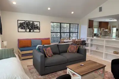 Image de Peaceful Barton Creek Studio with Balcony, Full Kitchen, Near Zilker & Trails