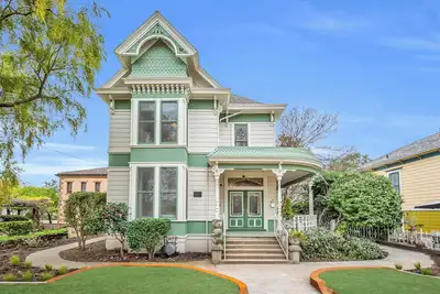 Estate room at bed & breakfast in downtown Napa with Ac, WiFi, pool, and hot tub