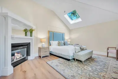 Vineyard suite with California king at downtown Napa B&B w/ pool and hot tub