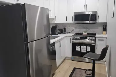 Image de Entire Place - Stylish 3-Br | Comfort Await! + Gym. \nNo pets please.