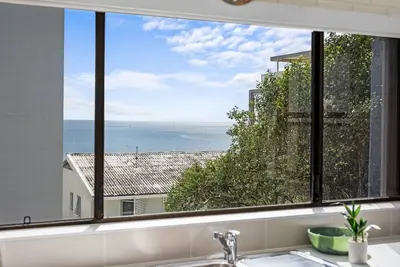 Image de Bright 2-Bed Top-Floor Flat Near Moffat Beach