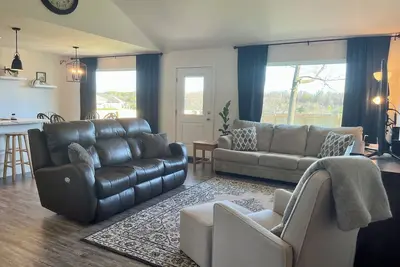 Image de Ashwood Gables: A Taste of Home. Full Fence,