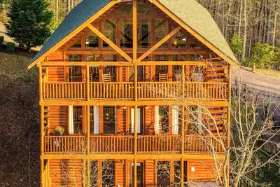 Image de Hot Tub, Game Room, Movie Theater, View | Sleeps 18 | Lookout Lodge by AvantStay