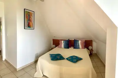 Appartement le Guétali, T3 de 60m² à l'étage, 2 chambres. Vue jardin et mer