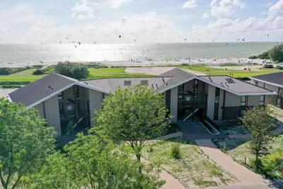 Image de Two floors, four bedrooms, a sauna, and views over the IJsselmeer. Ideal for large families or groups of friends.