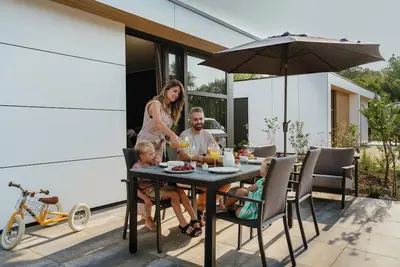 Image de Luxurious and sustainable 4-person holiday villas with high windows, completely gas-free and equipped with solar panels. Enjoy a stylish living room, luxury kitchen, two comfortable bedrooms and a spacious bathroom with rain shower. Including made be