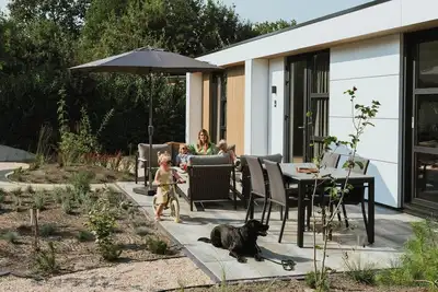 Image de Luxurious and sustainable 4-person holiday villas with high windows, completely gas-free and equipped with solar panels. Enjoy a stylish living room, luxury kitchen, two comfortable bedrooms and two ensuite bathrooms with walk-in shower. Including ma