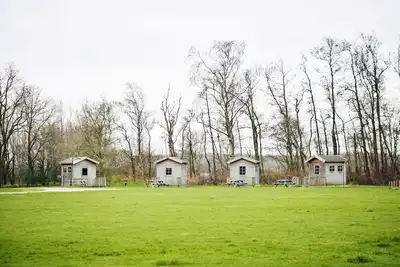 Image de Log cabins are a basic accommodation if you don't want to rent an expensive hotel room or chalet. Ideal for cyclists, backpackers, and hikers.
