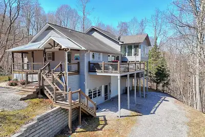 Image de Altitude Adjustment by Chatuge Home Concierge<br> firepit, hot tub, mountain & lake view