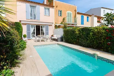 Image de Maison avec piscine et amarrage à Port Grimaud