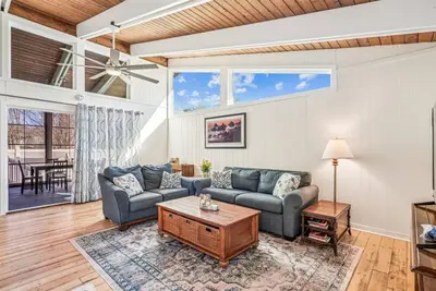Image de New Listing 2025! Charming family vacation beach cottage offers 3 bedrooms with 2 full bathrooms and has a fun floor plan!