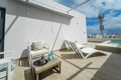 Image de Spectacular Ph w private rooftop steps from beach