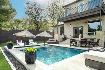 Image de New Luxe Poolside Stay  Balcony Views Outdoor Bbq